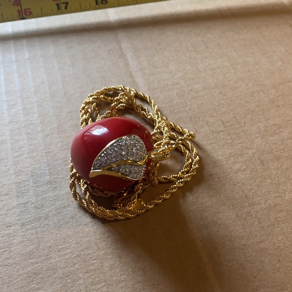 Vintage KJL Kenneth Jay Lane RED Apple necklace AND matching clip earrings - Picture 5 of 16